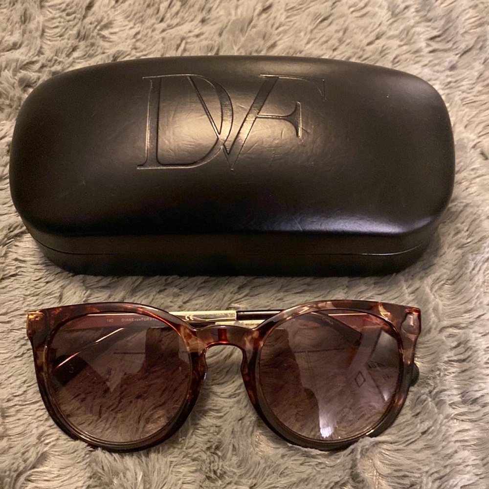 Tortoise Shell Gold Sunglasses - Picture 2 of 5